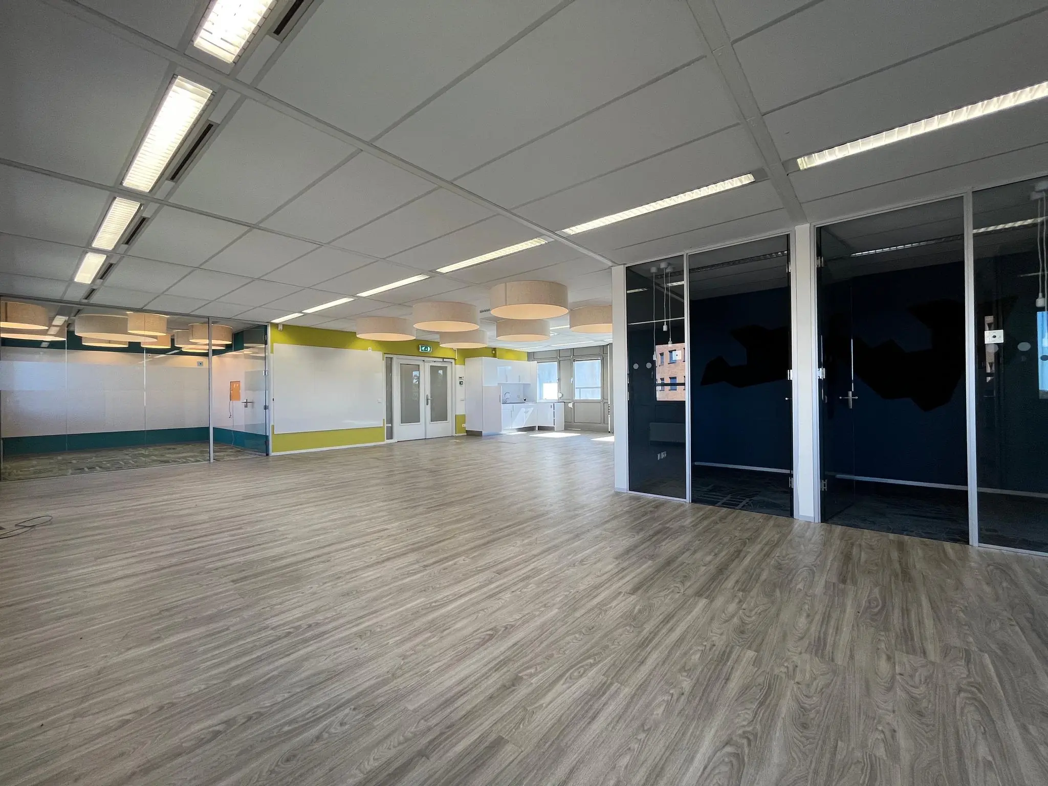 Ruime, lege kantoorruimte aan de Barchman Wuytierslaan met glazen vergaderruimtes en moderne afwerking.